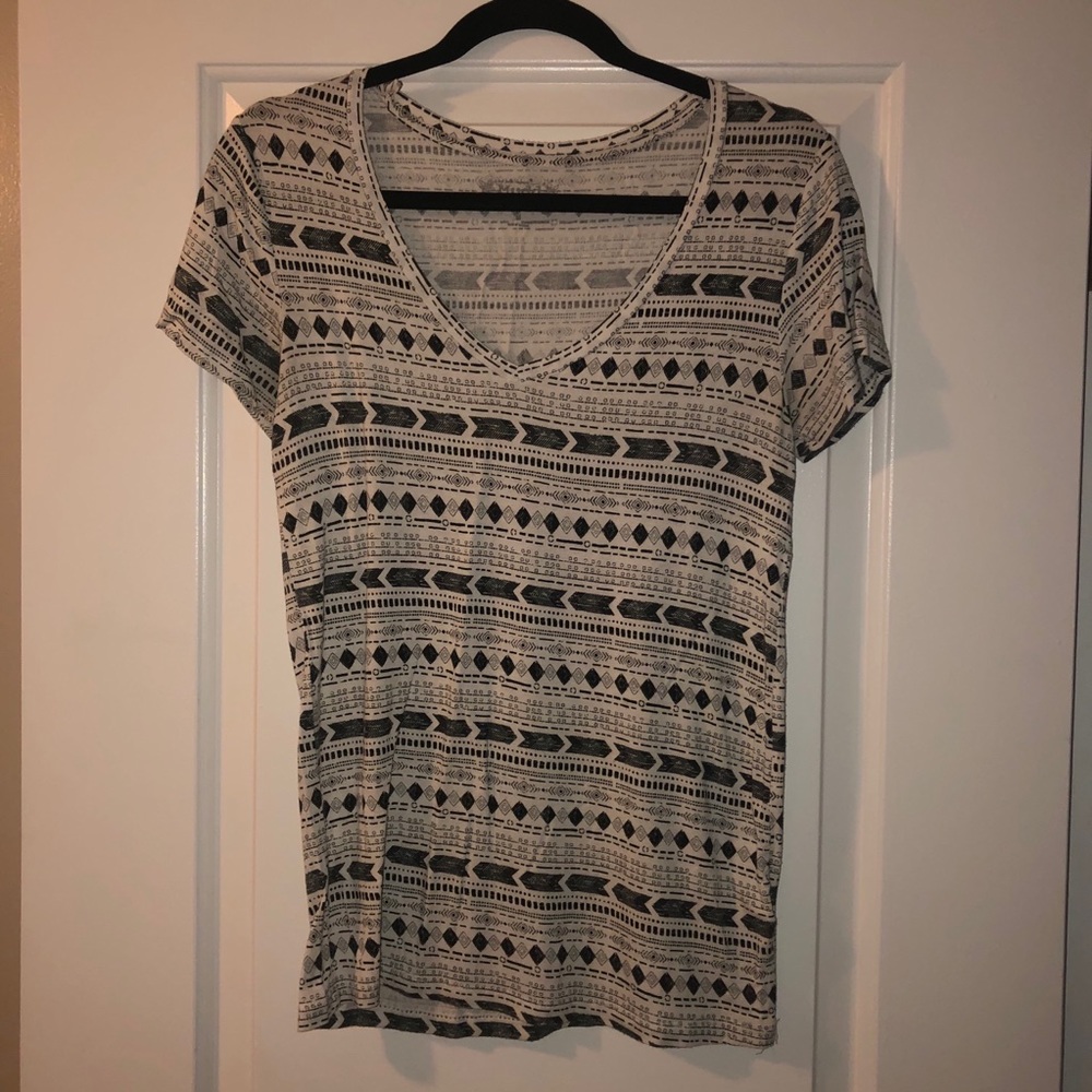 V-neck patterned tee